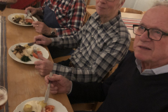 3 som njuter av huvudrätten