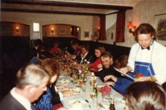 En-av-dom-som-har-hand-festen